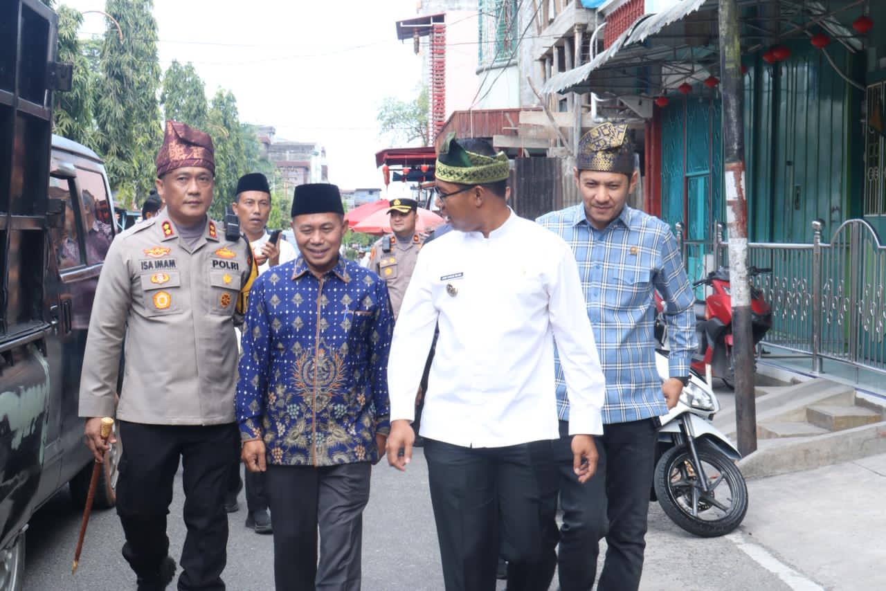 Memastikan ketersediaan Bapokmas kapolres wakil bupati serta DPRD Rohil sidak pasar Datuk Rubiah