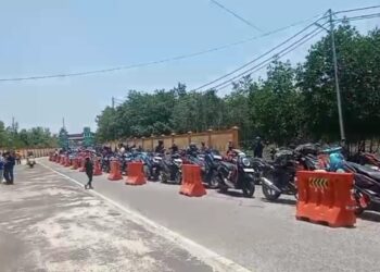 H+4 Lebaran Idul Fitri, Masyarakat Keluhkan Antrian Panjang Di pelabuhan Roro Air Putih