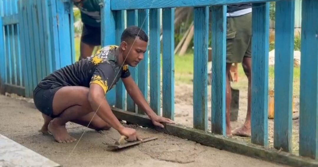 Semangat Gotong-Royong Satgas Pamtas Kewilayahan RI-PNG Yonif 763/SBA Bersama Masyarakat Renovasi Mushola Al-Ikhlas 