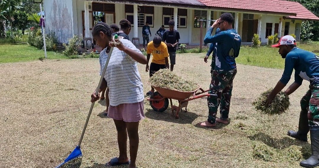 Satgas Pamtas RI–PNG Yonif 763/SBA Pos Suswa Gelar Kerja Bhakti Bersih-Bersih Gereja