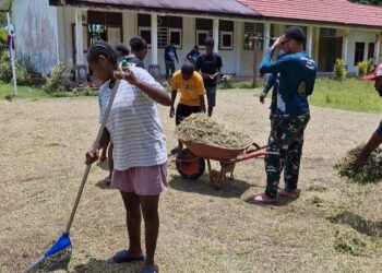 Satgas Pamtas RI–PNG Yonif 763/SBA Pos Suswa Gelar Kerja Bhakti Bersih-Bersih Gereja