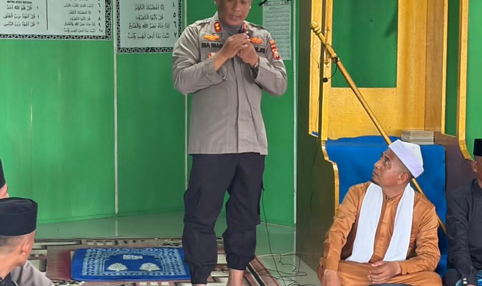 Harkamtibmas berjalan kondusif Kapolres Rohil bersama Brimob giat sholat jumat sebagai cooling system 