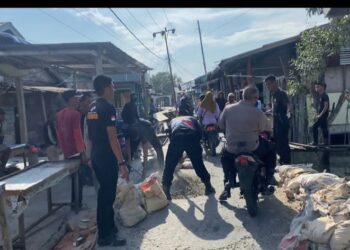 Kapolres Rohil Pimpin langsung Perbaiki Jalan dan Bersihkan Masjid wujud nyata untuk masyarakat Palika. 